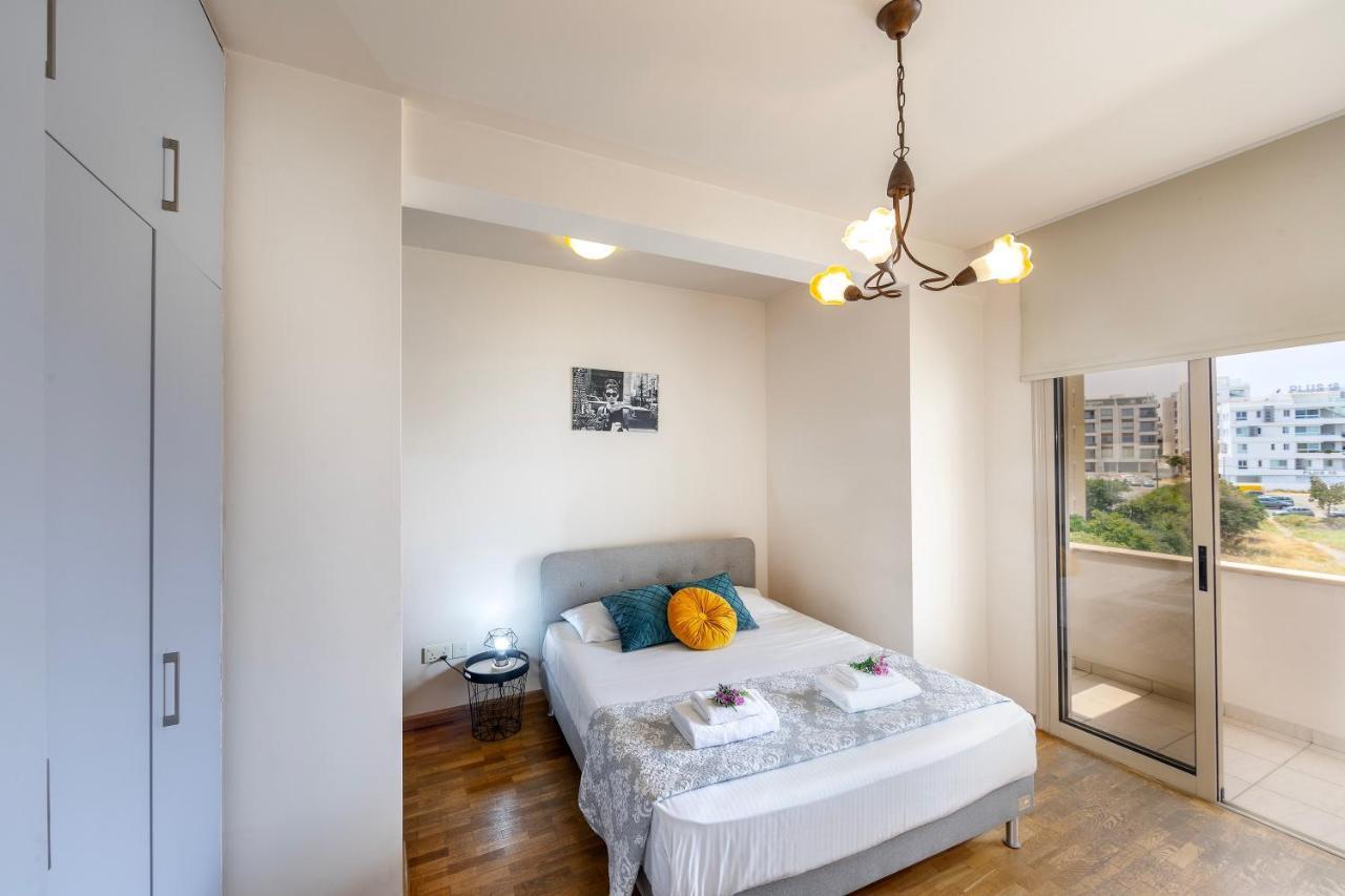 Mackenzie Beachfront Eftyhia Suite Larnaka Exterior foto